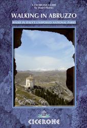 Walking in Abruzzo : Wlaks in Italy's Unspoiled National Park